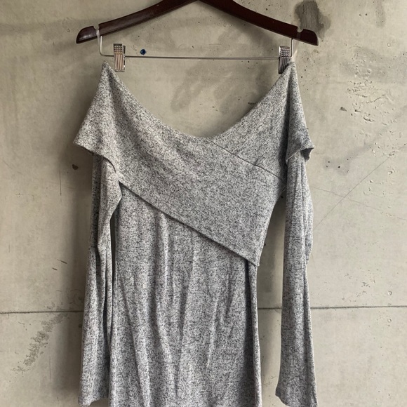 ๐2/$20๐ Fashion Nova off shoulder grey sweater - Picture 7 of 9